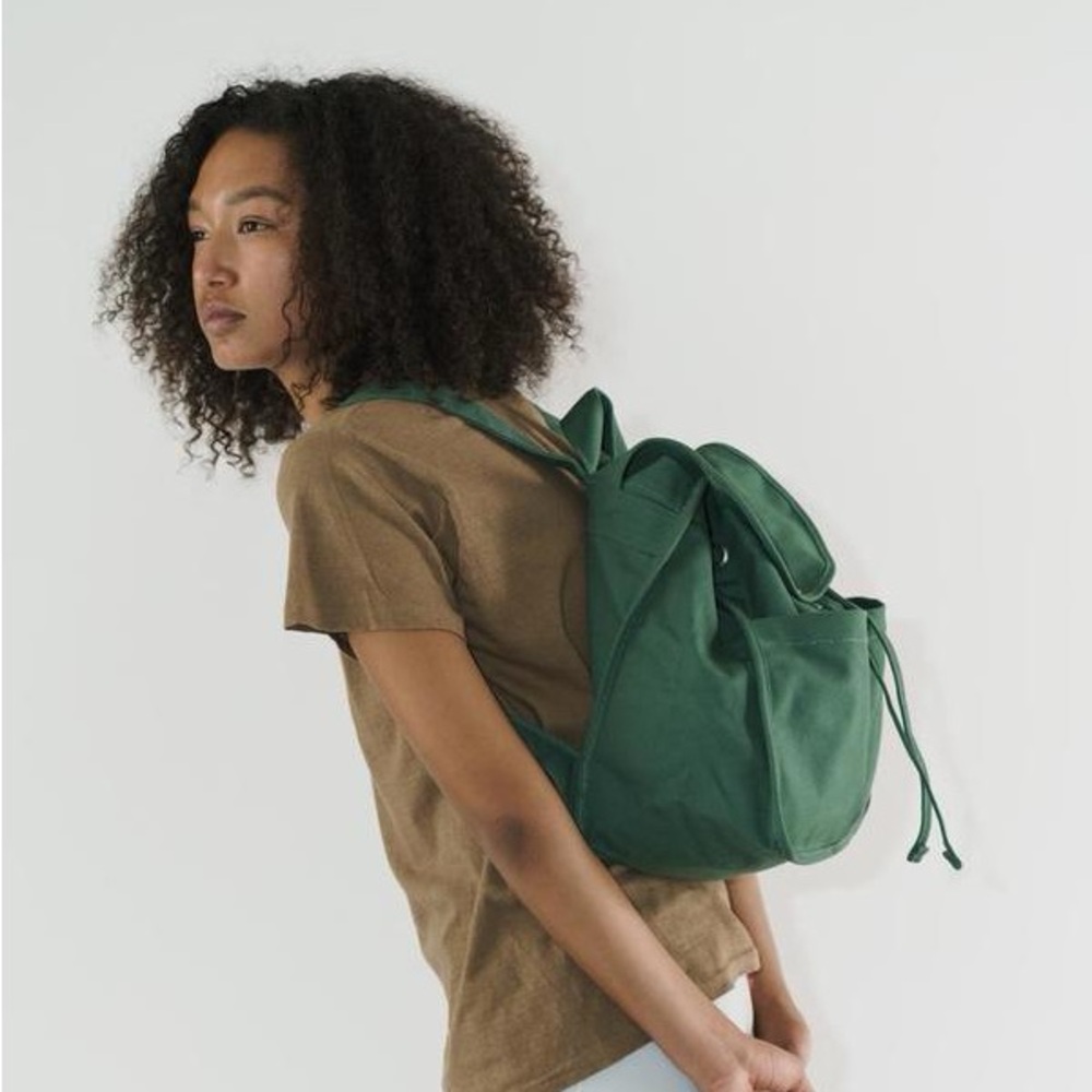 baggu drawstring canvas backpack bag in eucalyptus - Picture 8 of 9